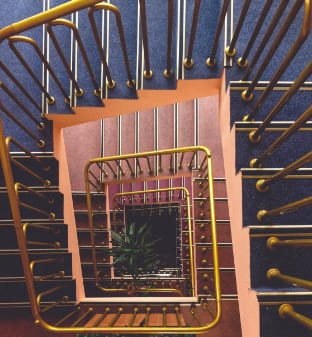 photo d'escalier en plongée